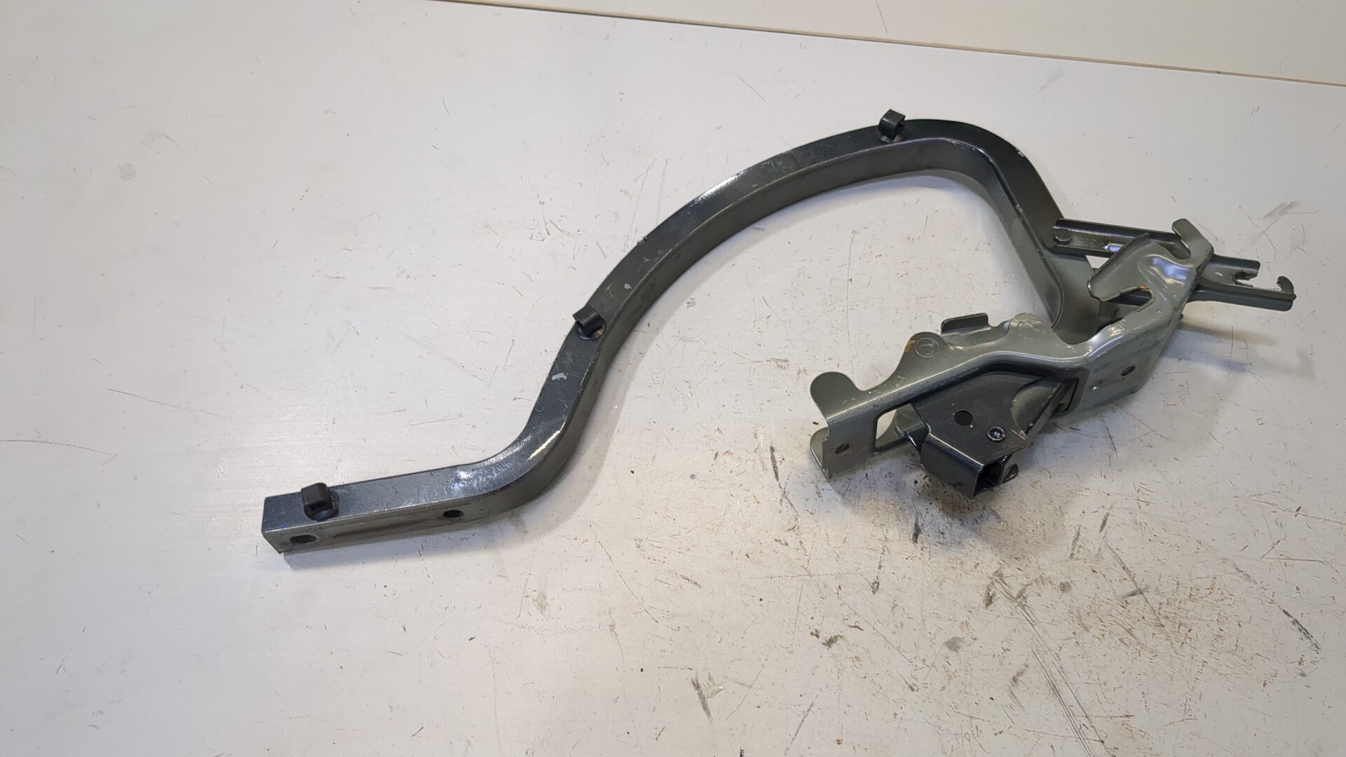 Петля крышки багажника