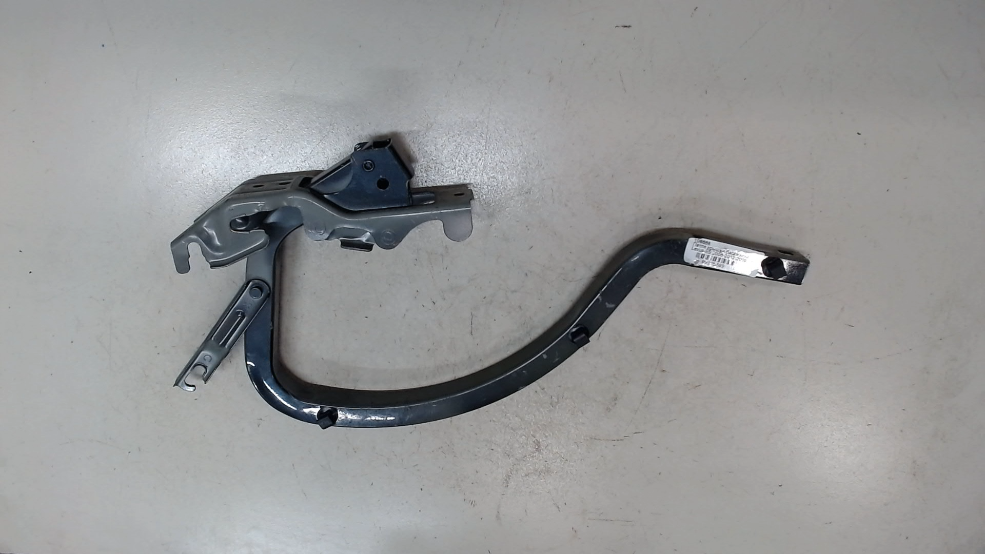 Петля крышки багажника