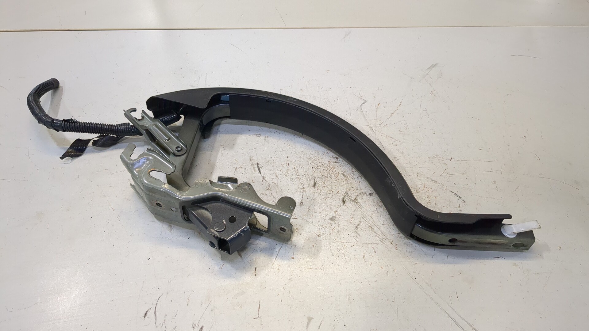 Петля крышки багажника