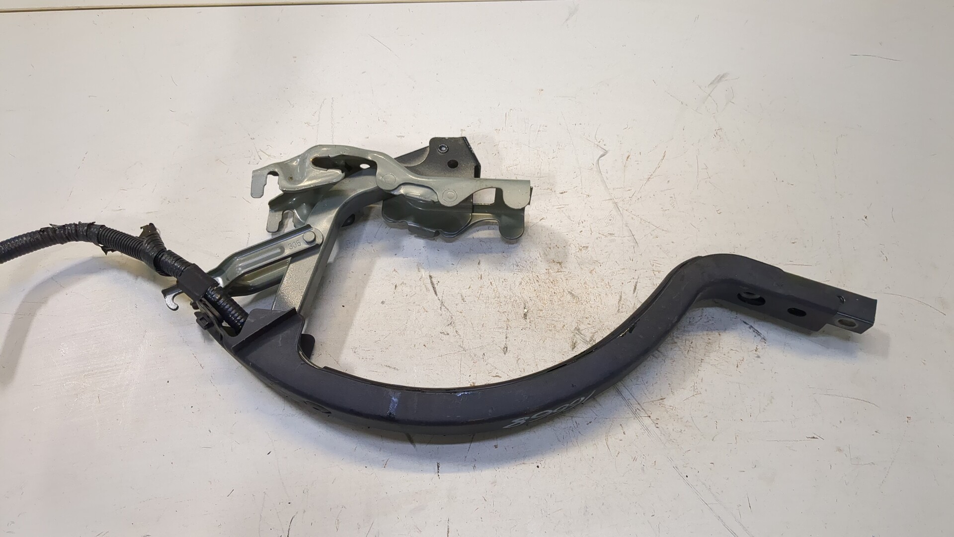 Петля крышки багажника