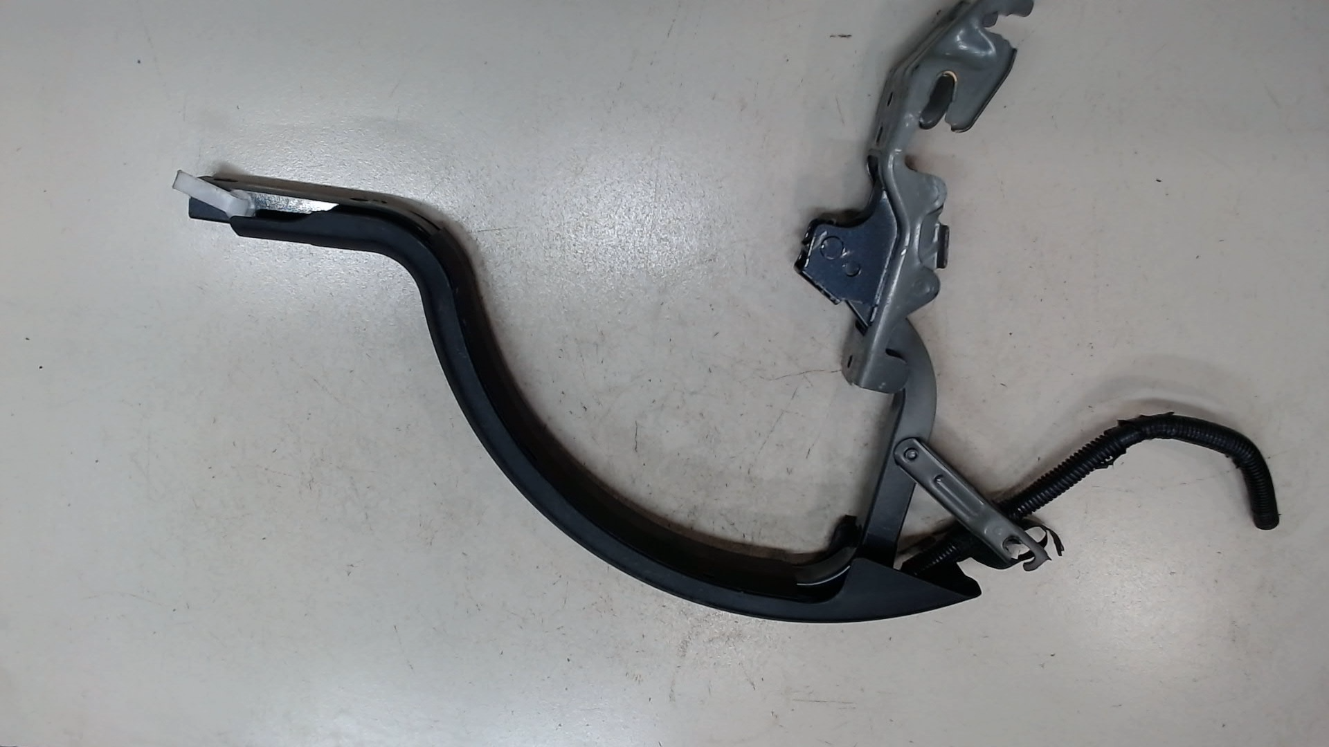 Петля крышки багажника