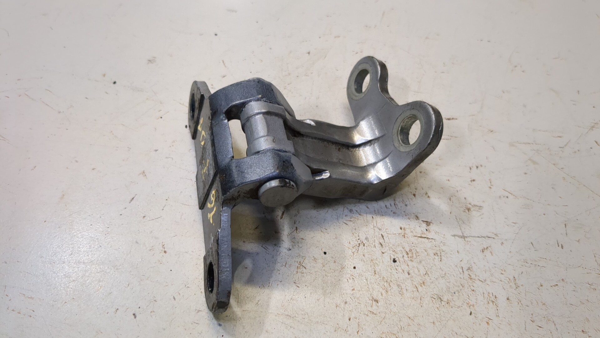 Петля двери