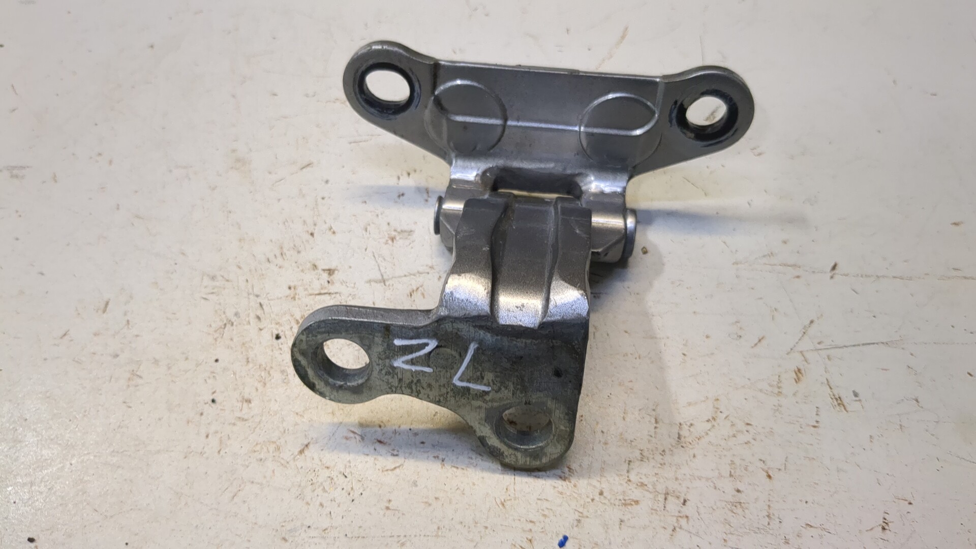 Петля двери