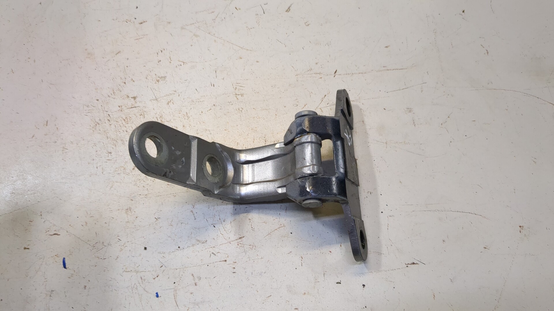 Петля двери