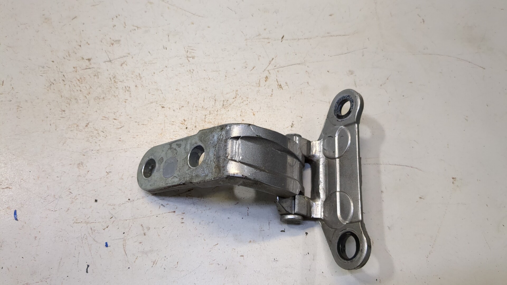 Петля двери