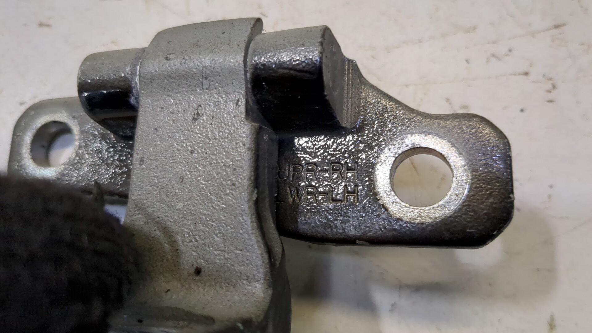 Петля двери