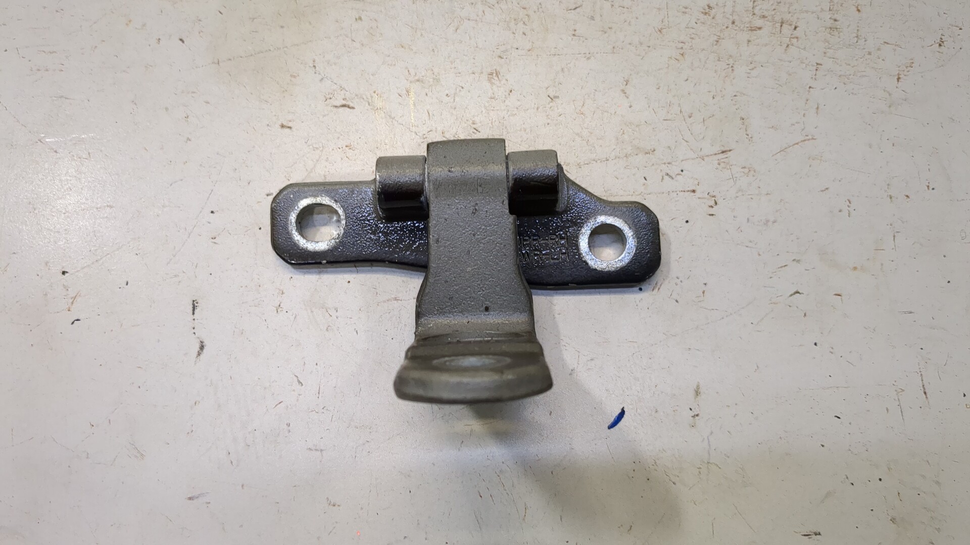 Петля двери