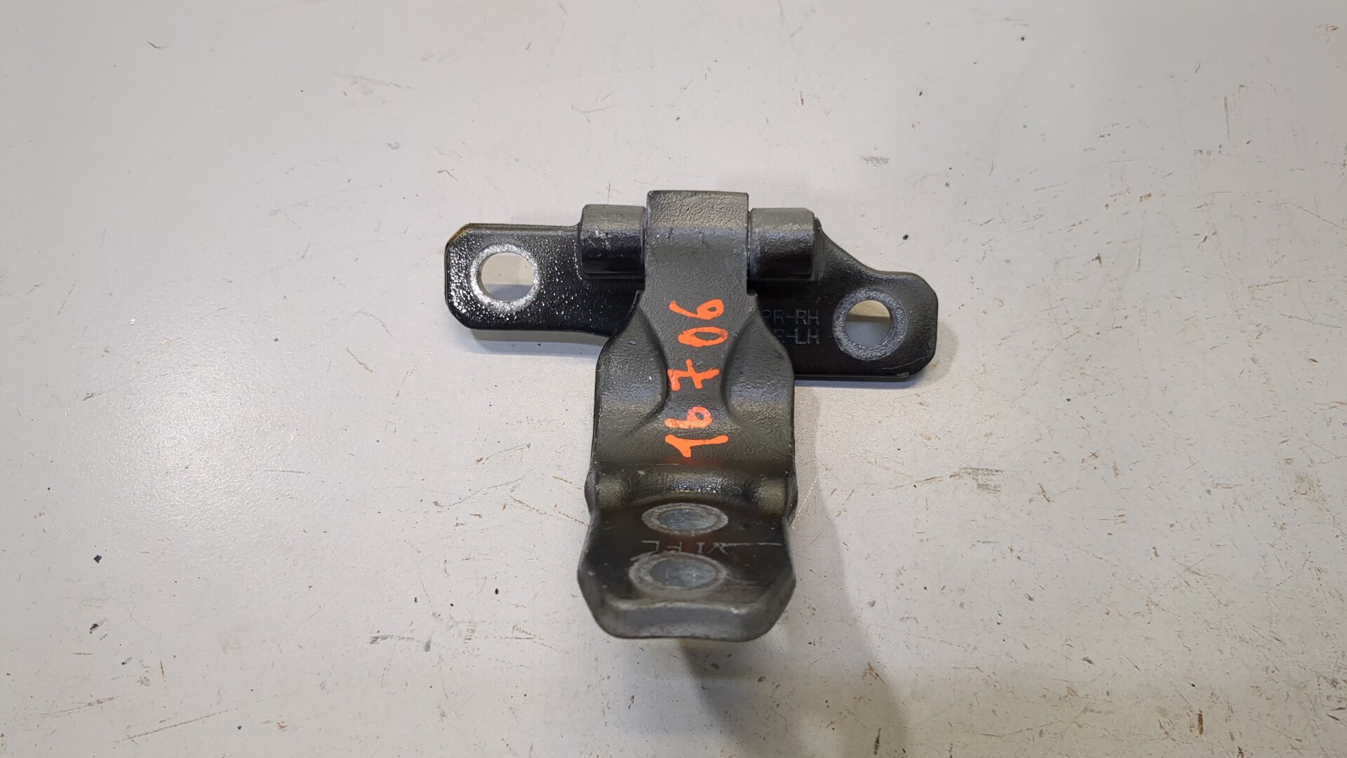 Петля двери