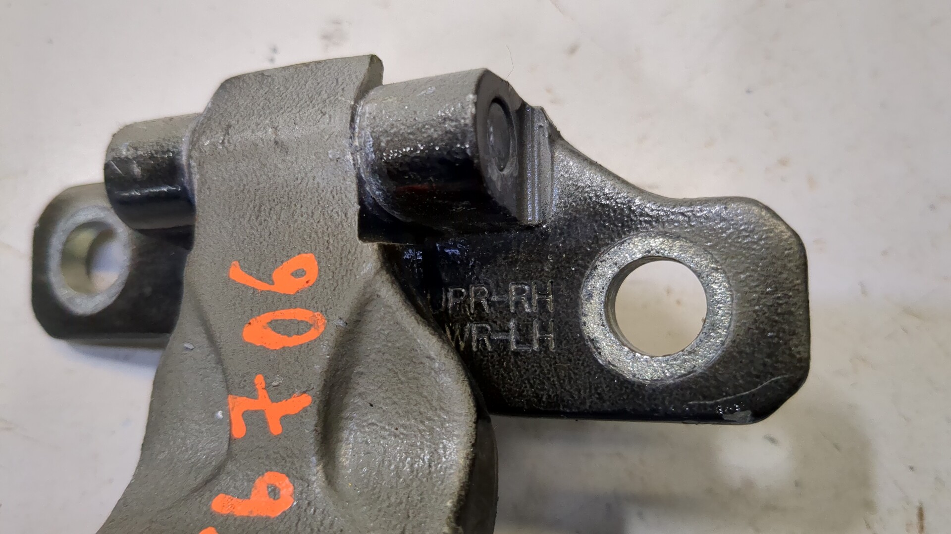 Петля двери