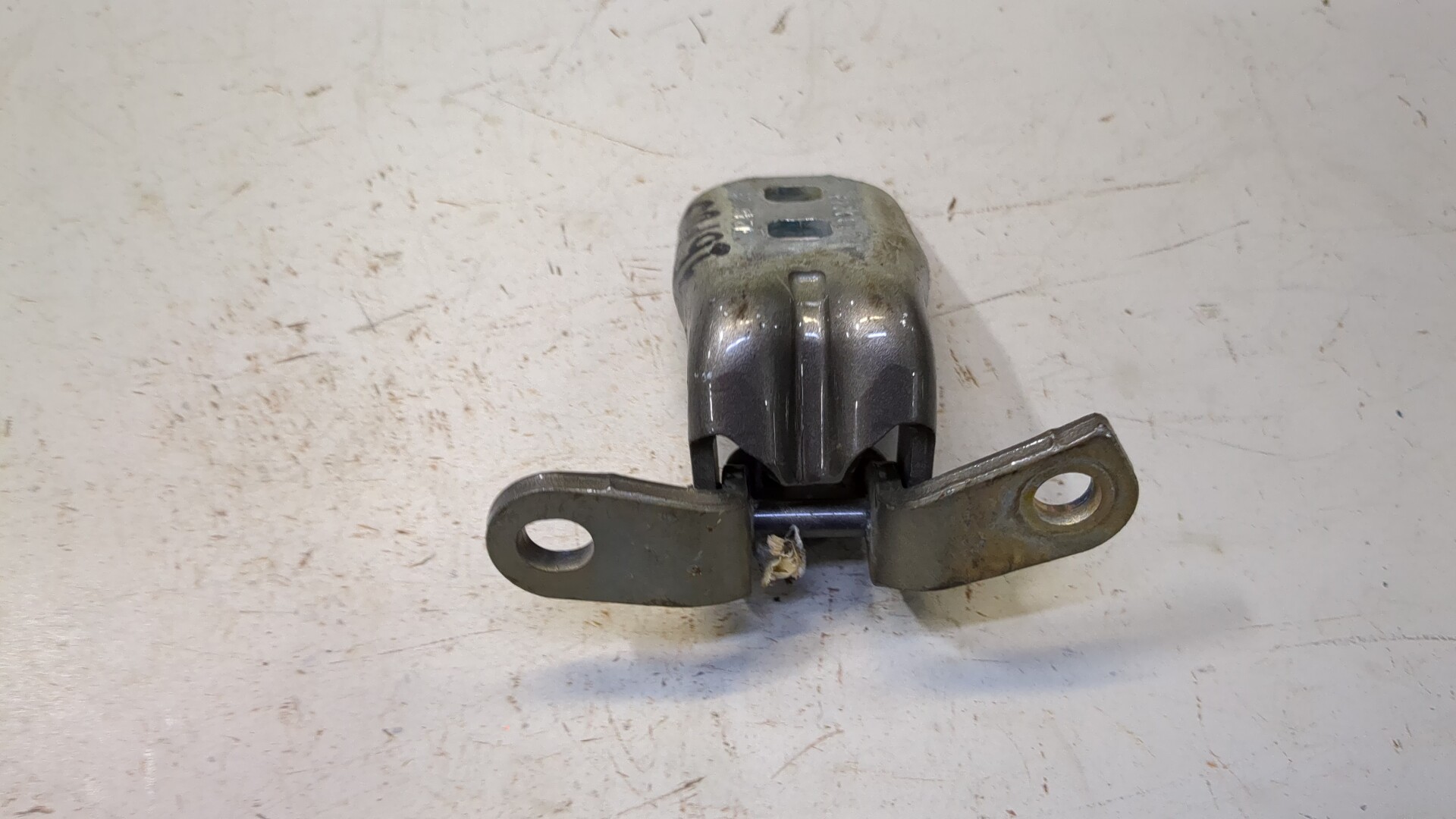 Петля двери