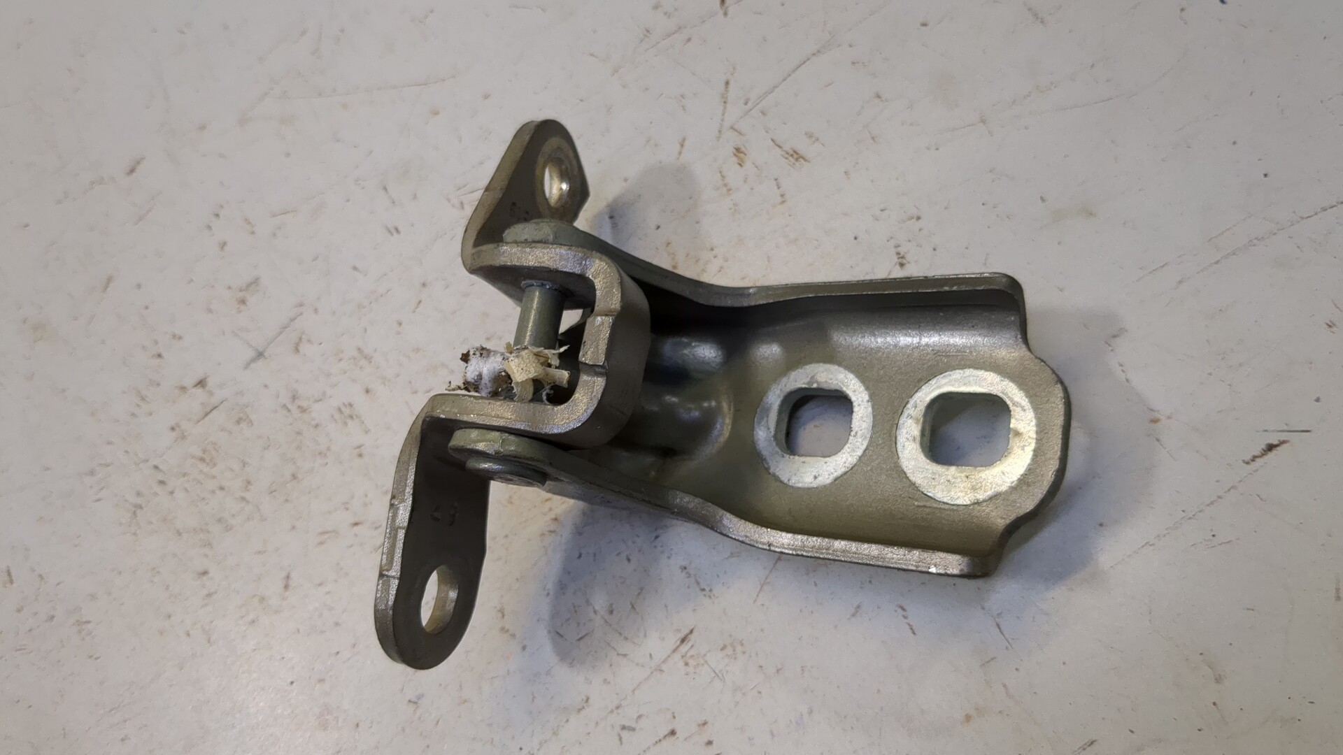 Петля двери