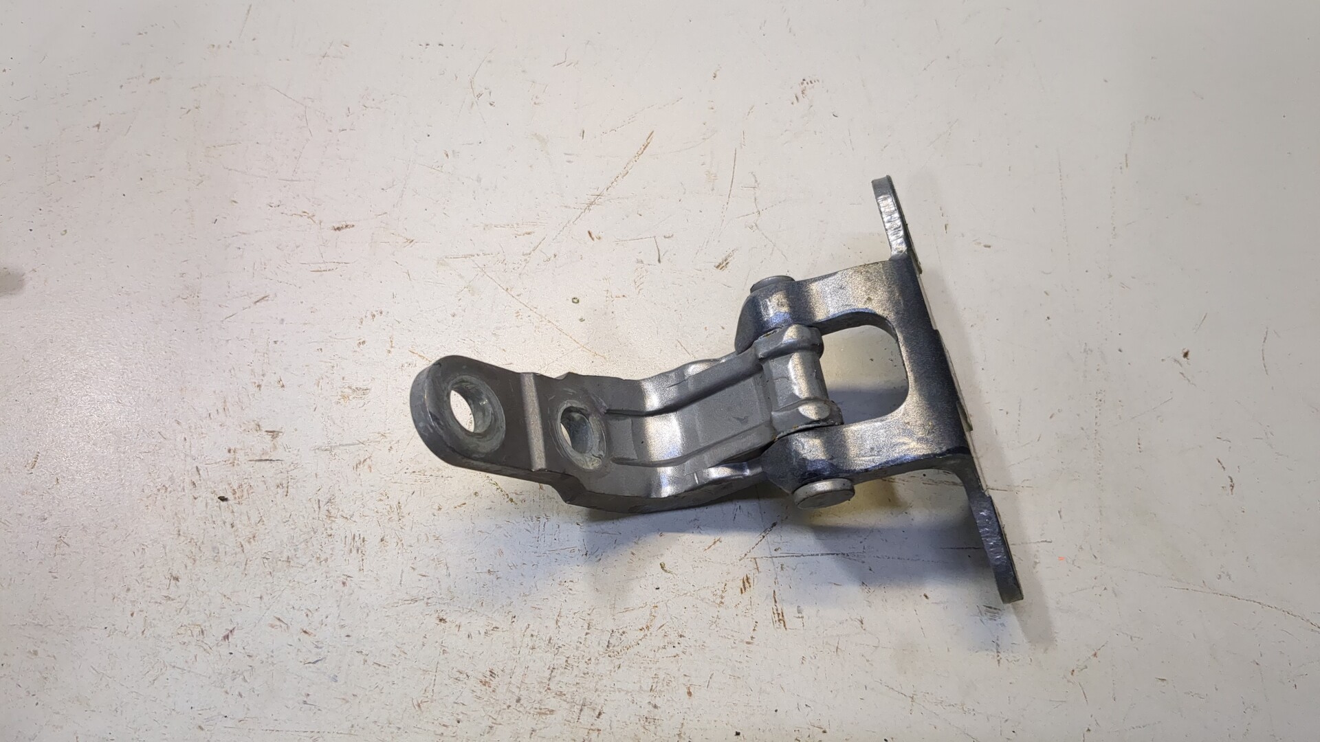 Петля двери