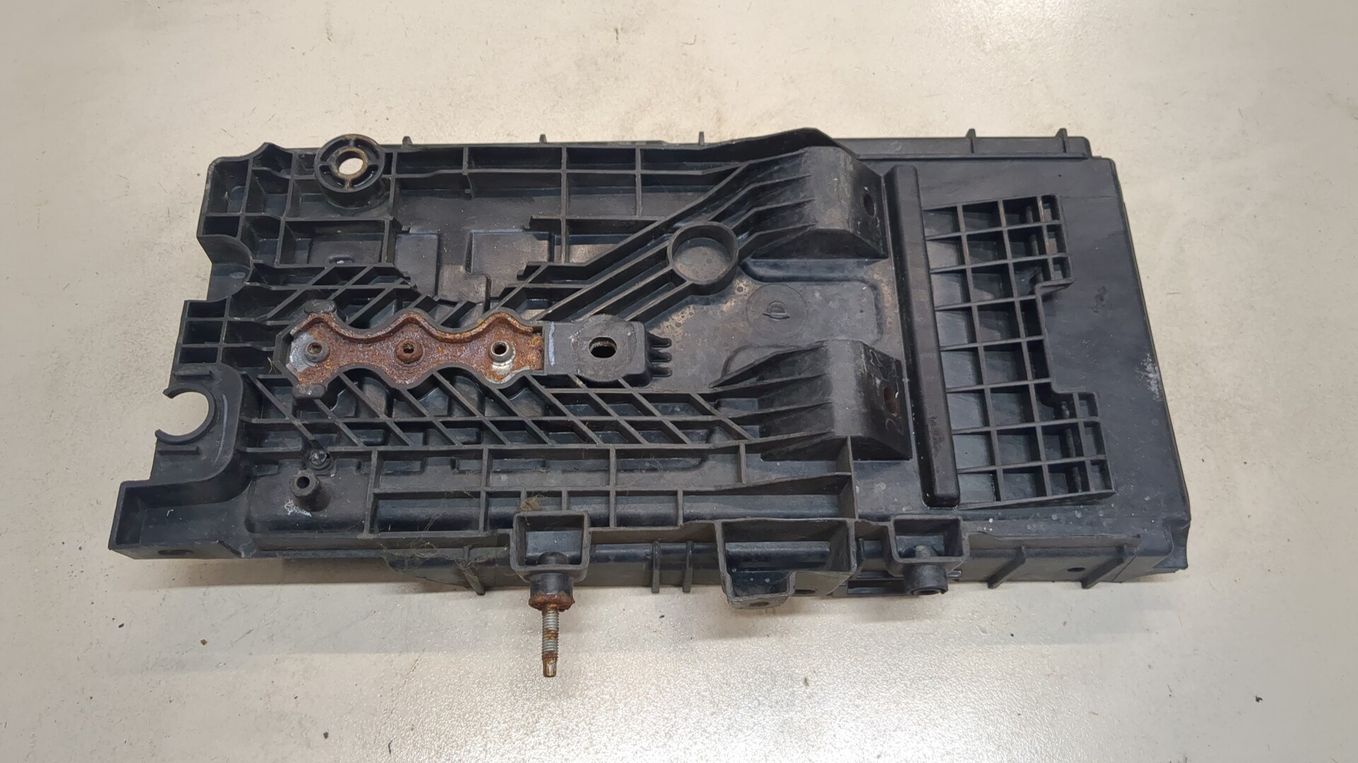 Площадка под аккумулятор (АКБ)