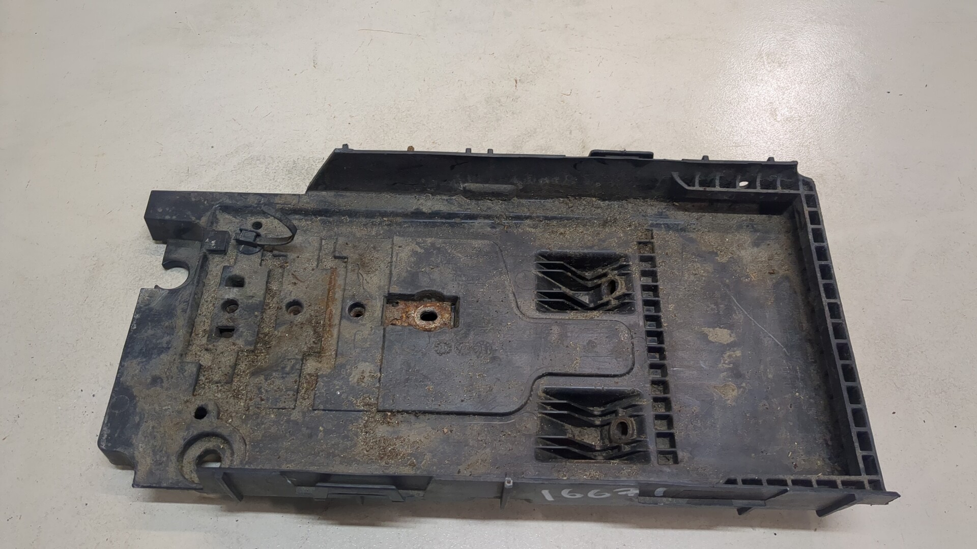 Площадка под аккумулятор (АКБ)