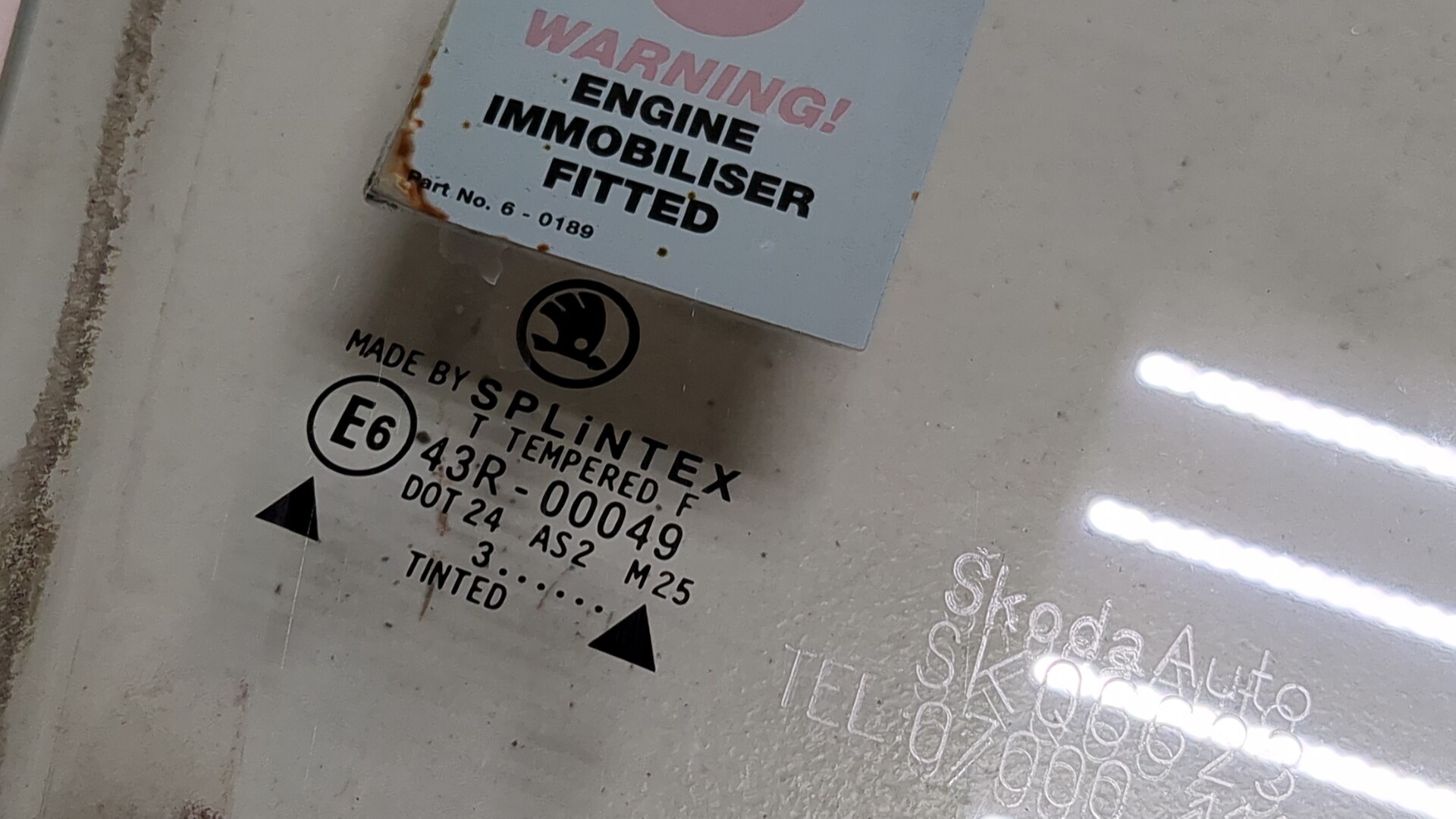 Стекло двери передней правой