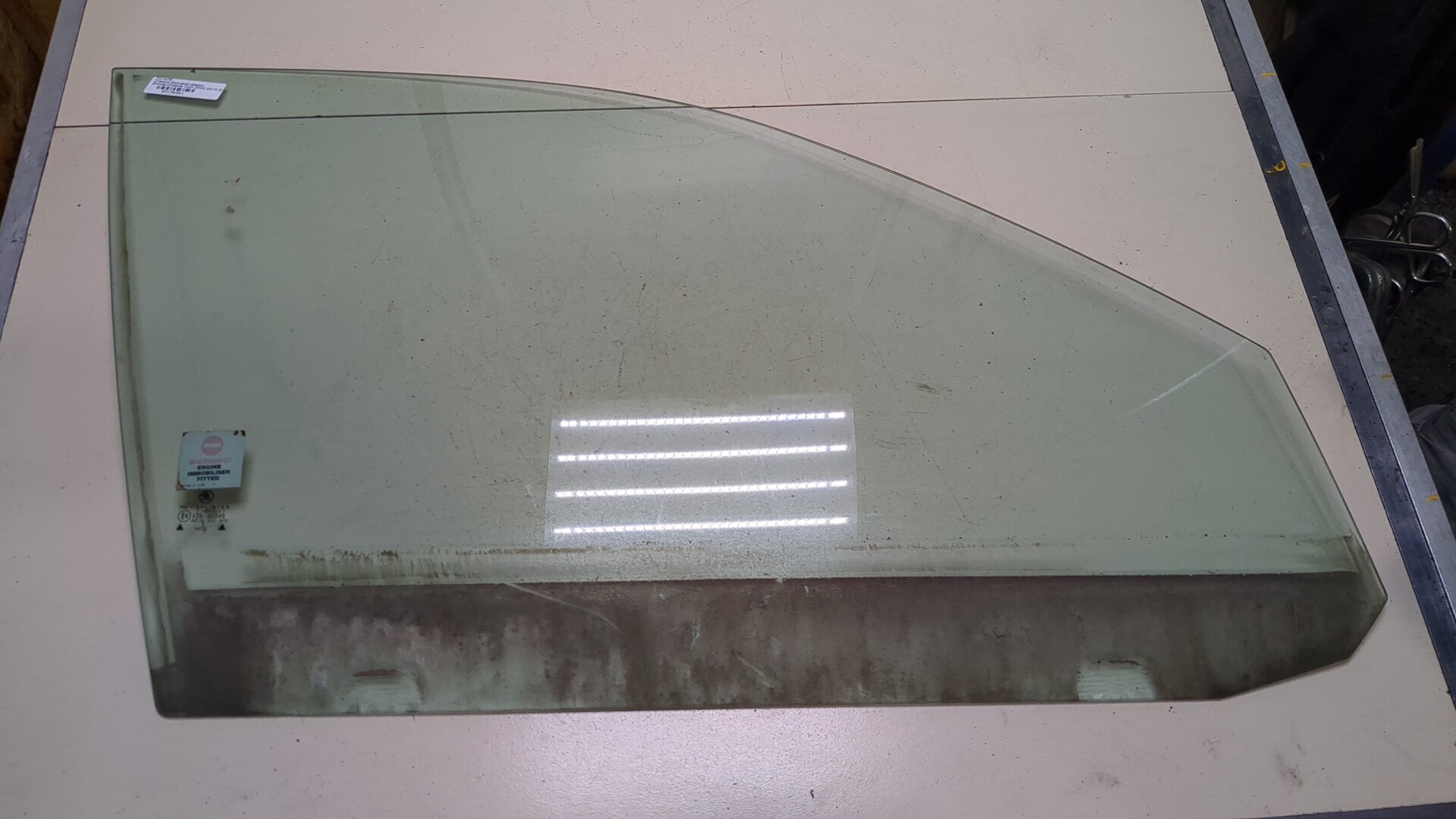 Стекло двери передней правой