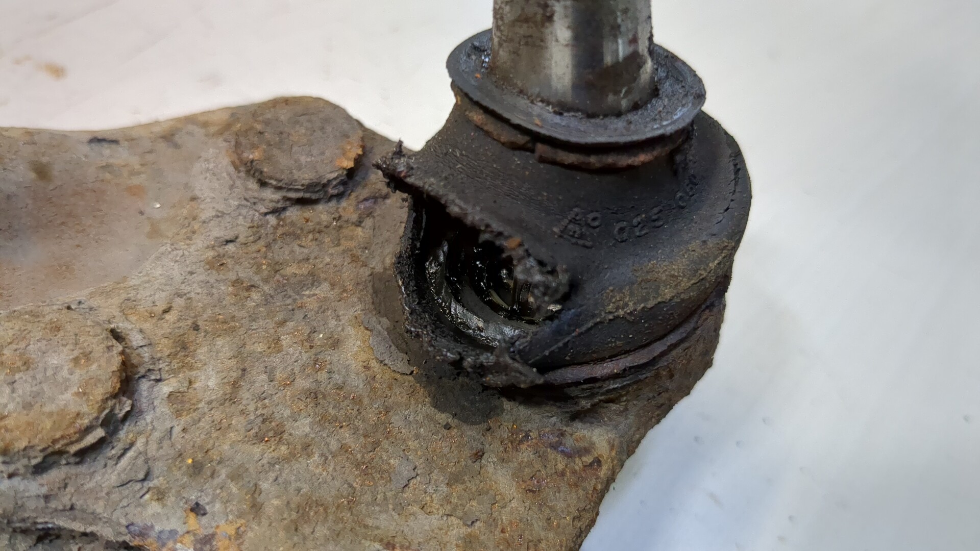 Рычаг передний правый