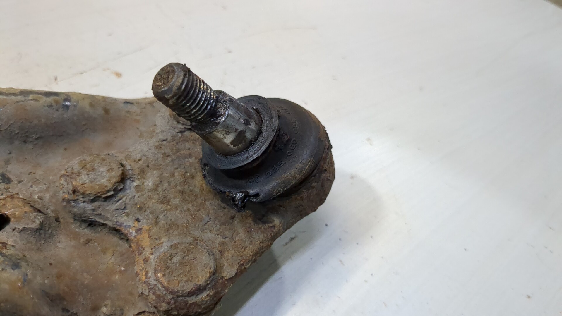 Рычаг передний правый