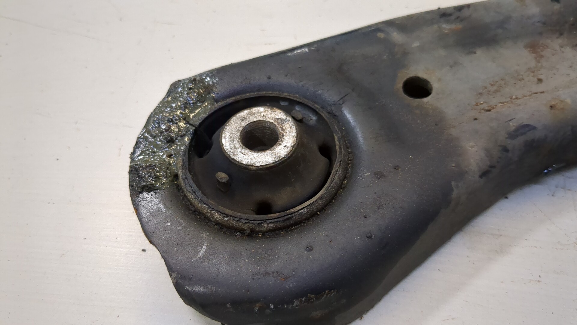 Рычаг передний правый