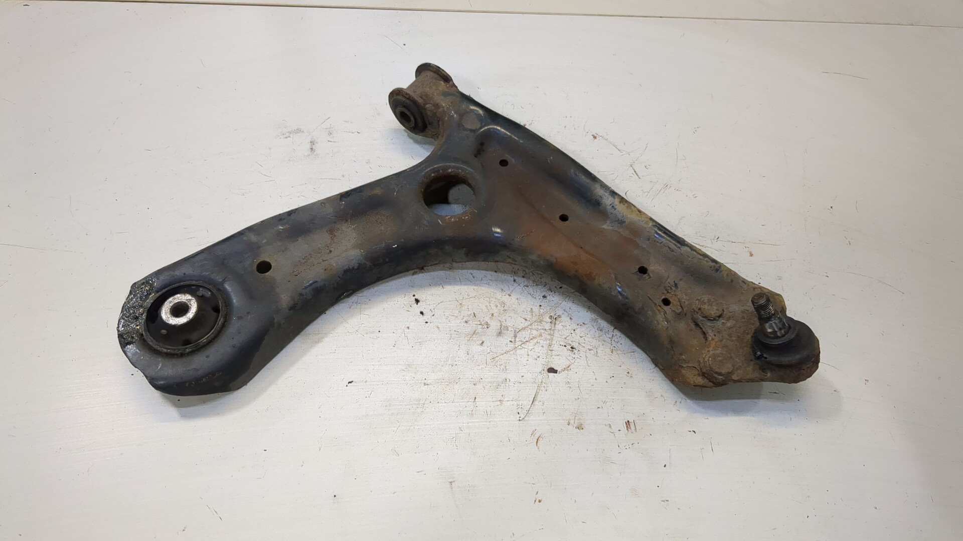 Рычаг передний правый