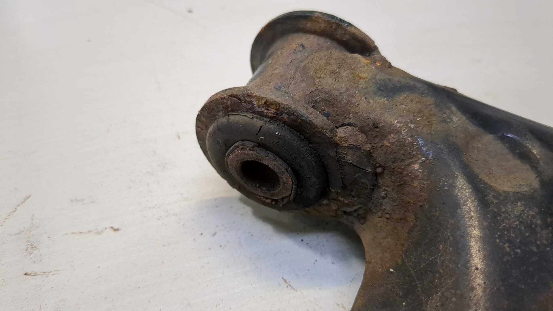 Рычаг передний правый