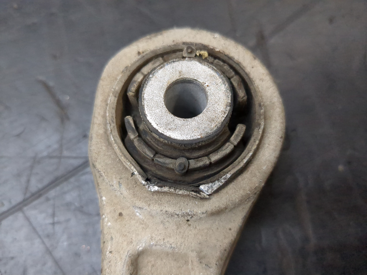 Рычаг передний правый