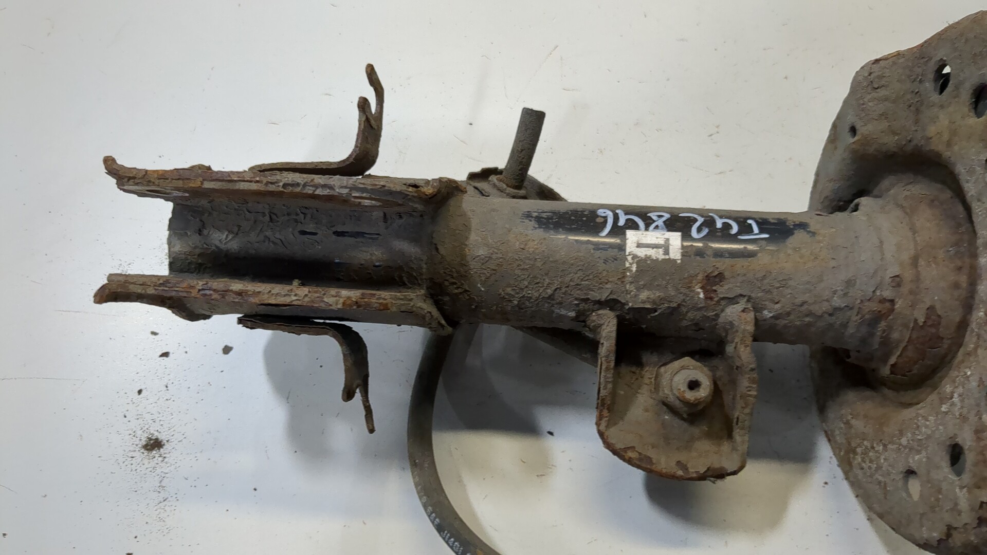 Амортизатор передний левый