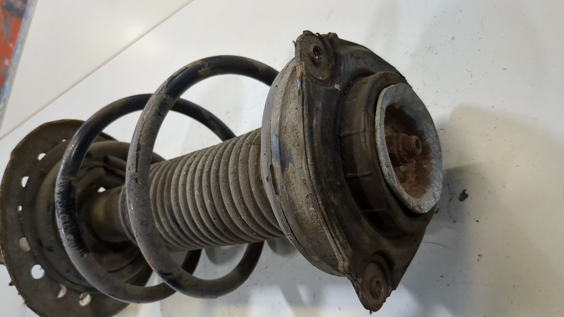 Амортизатор передний левый