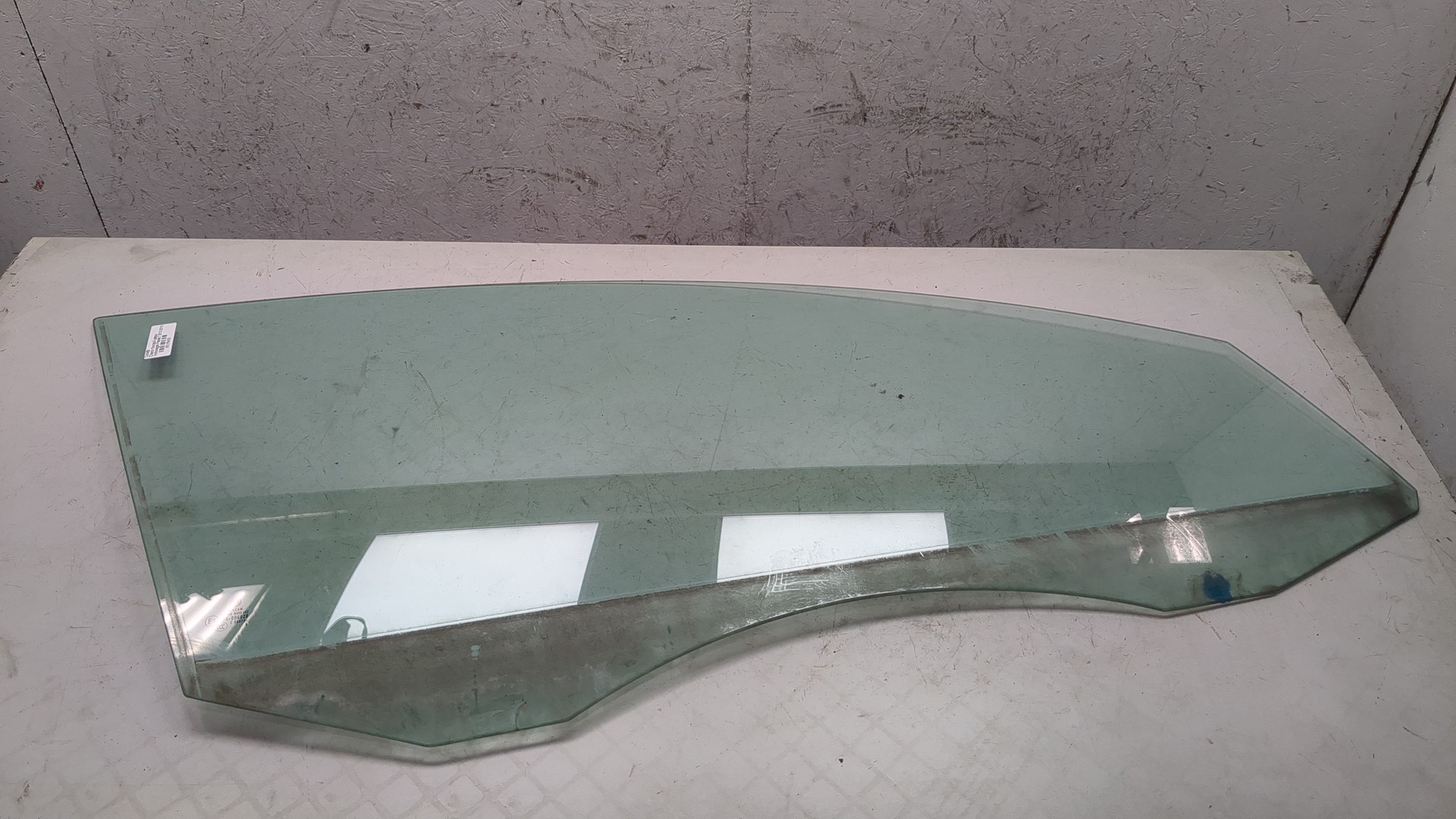 Стекло двери передней правой