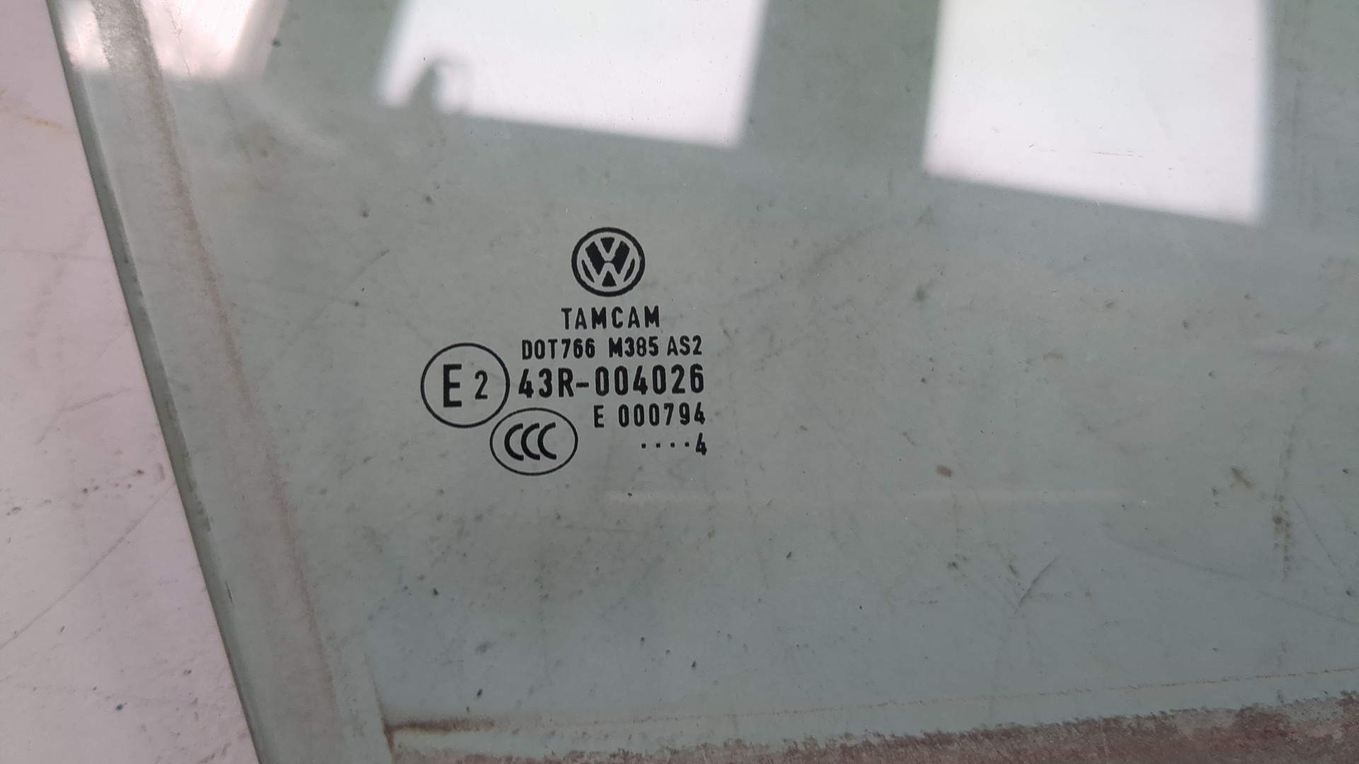 Стекло двери передней правой