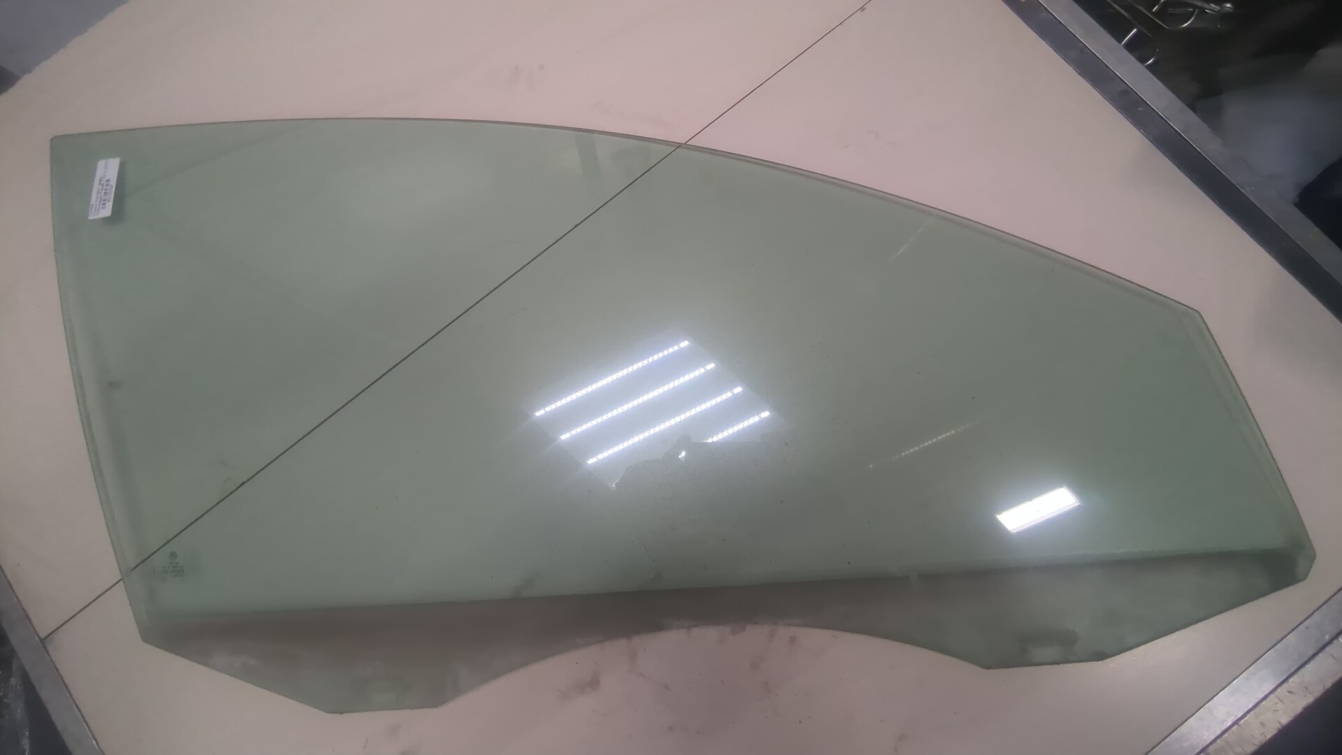 Стекло двери передней правой