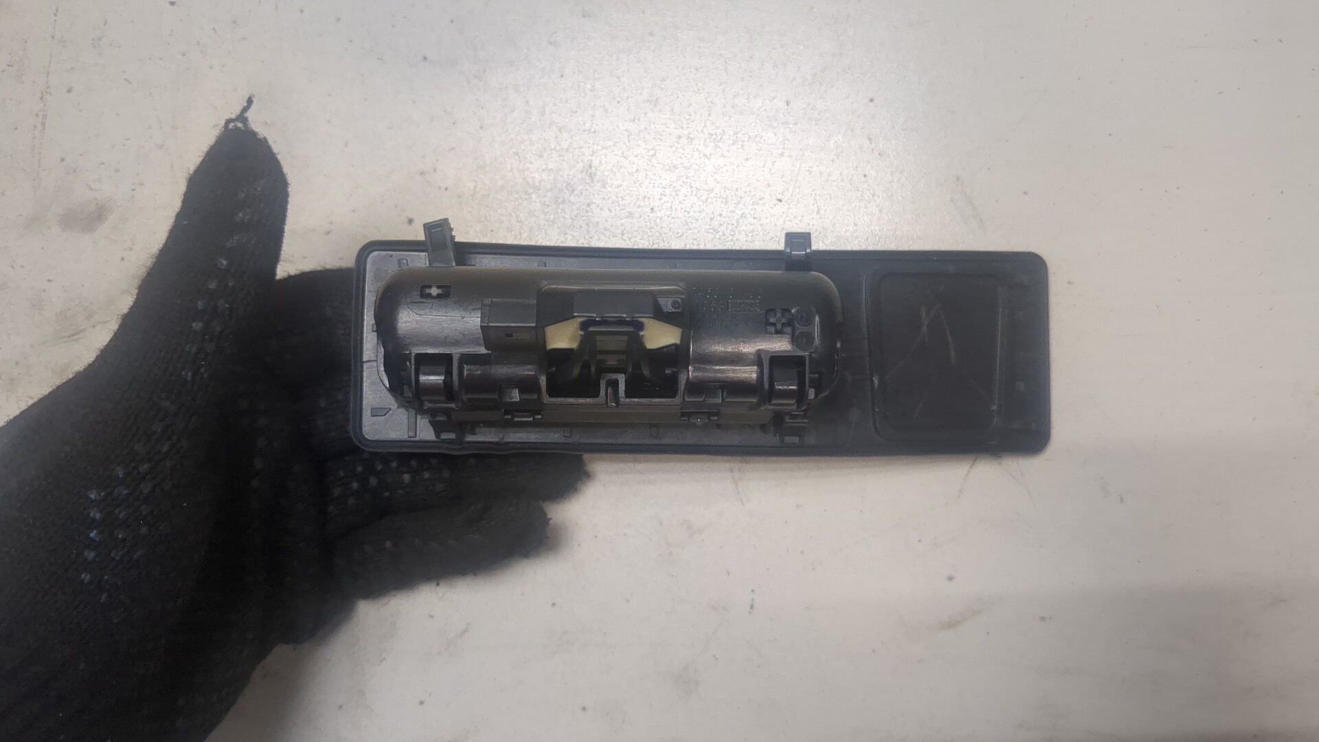 Кнопка открывания багажника