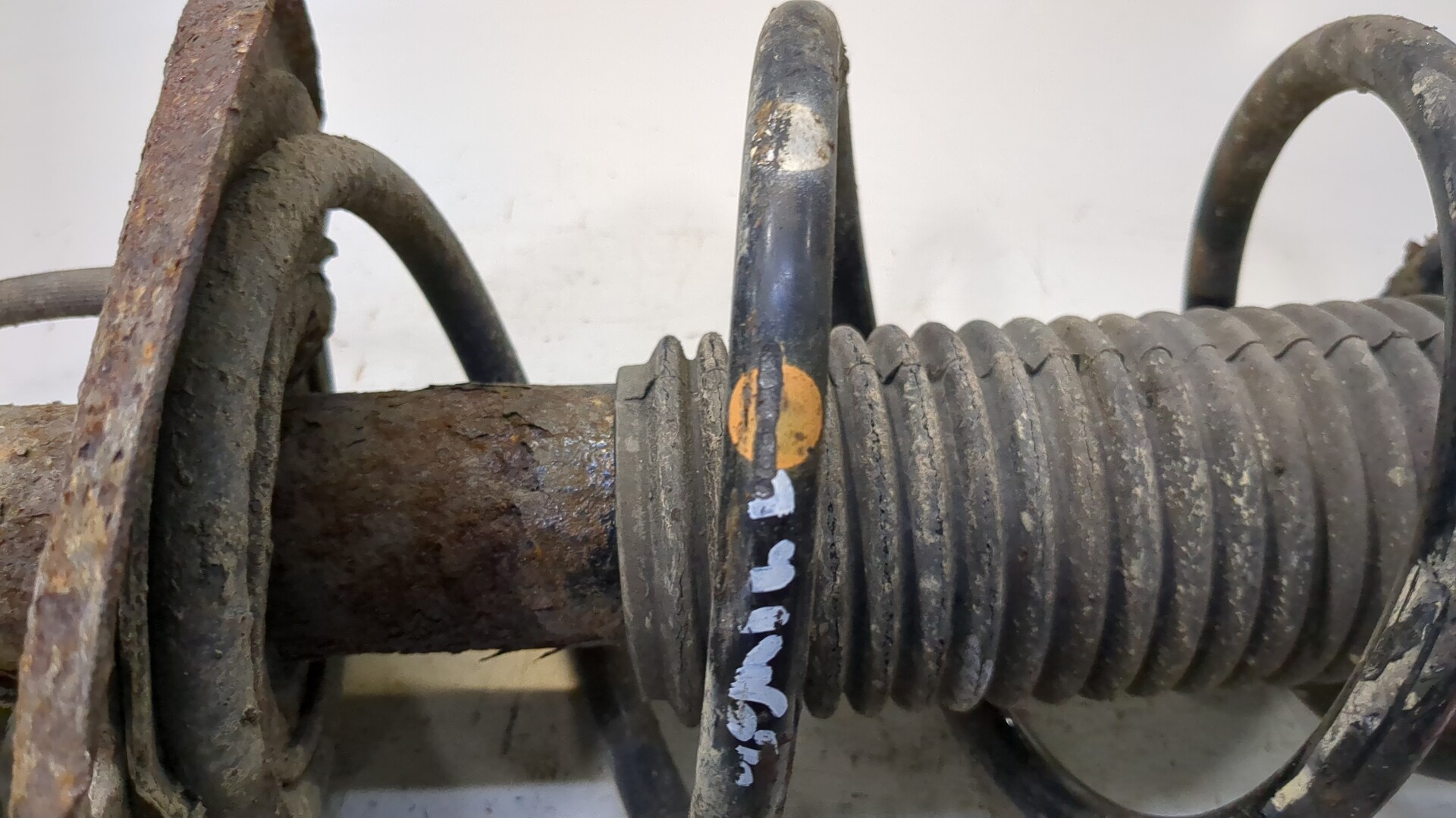 Амортизатор передний левый