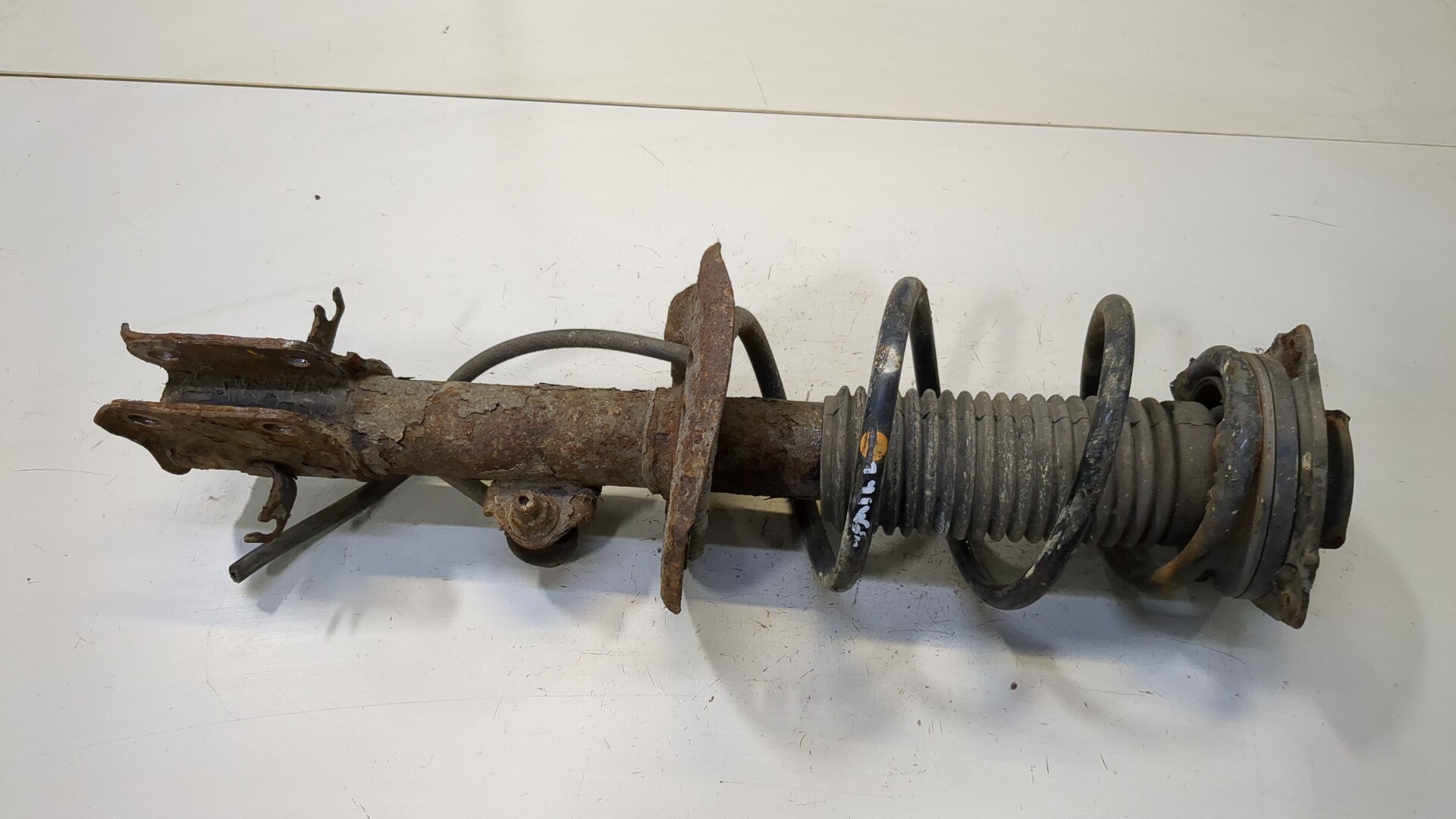 Амортизатор передний левый