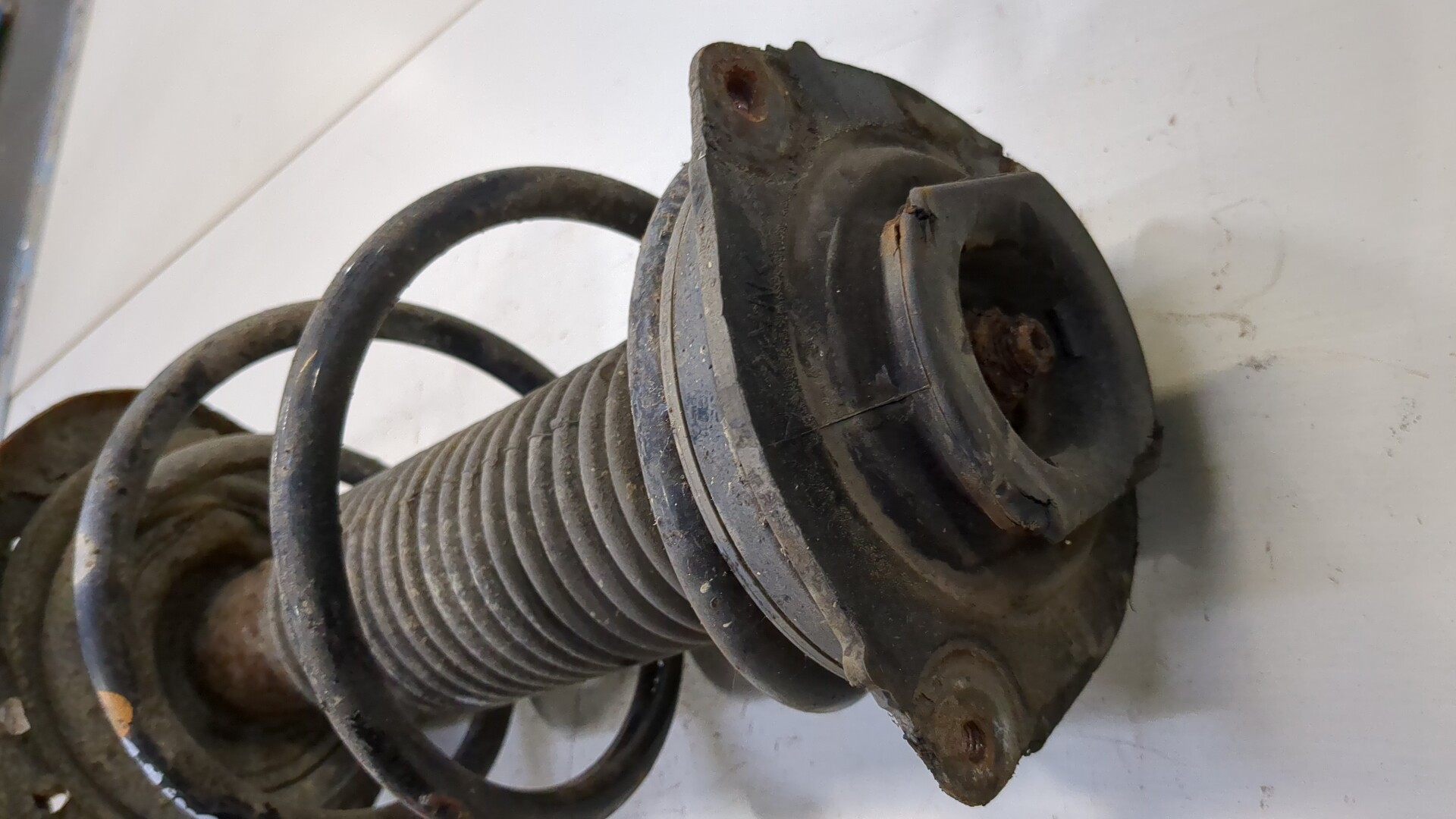 Амортизатор передний левый