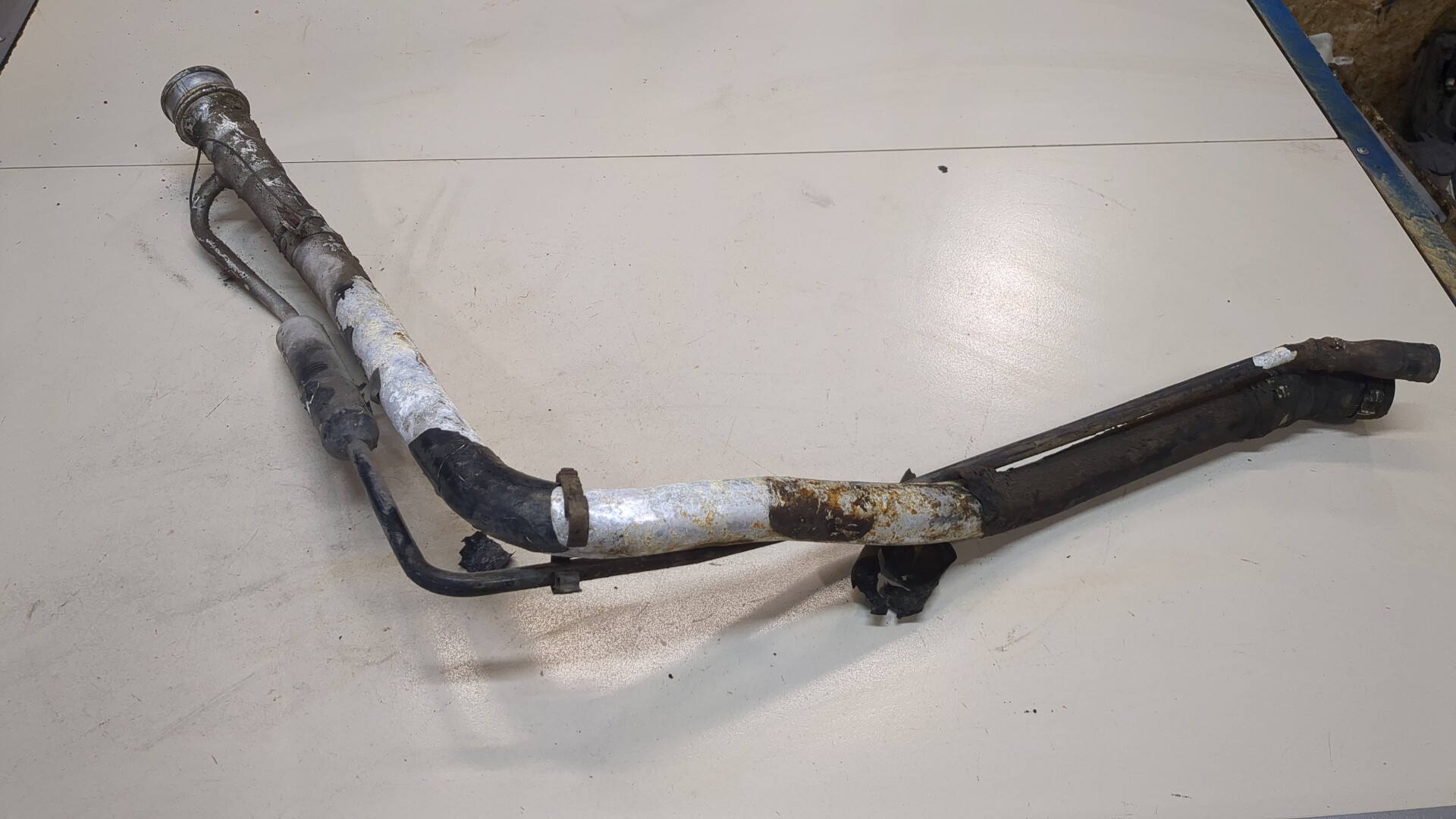 Горловина топливного бака