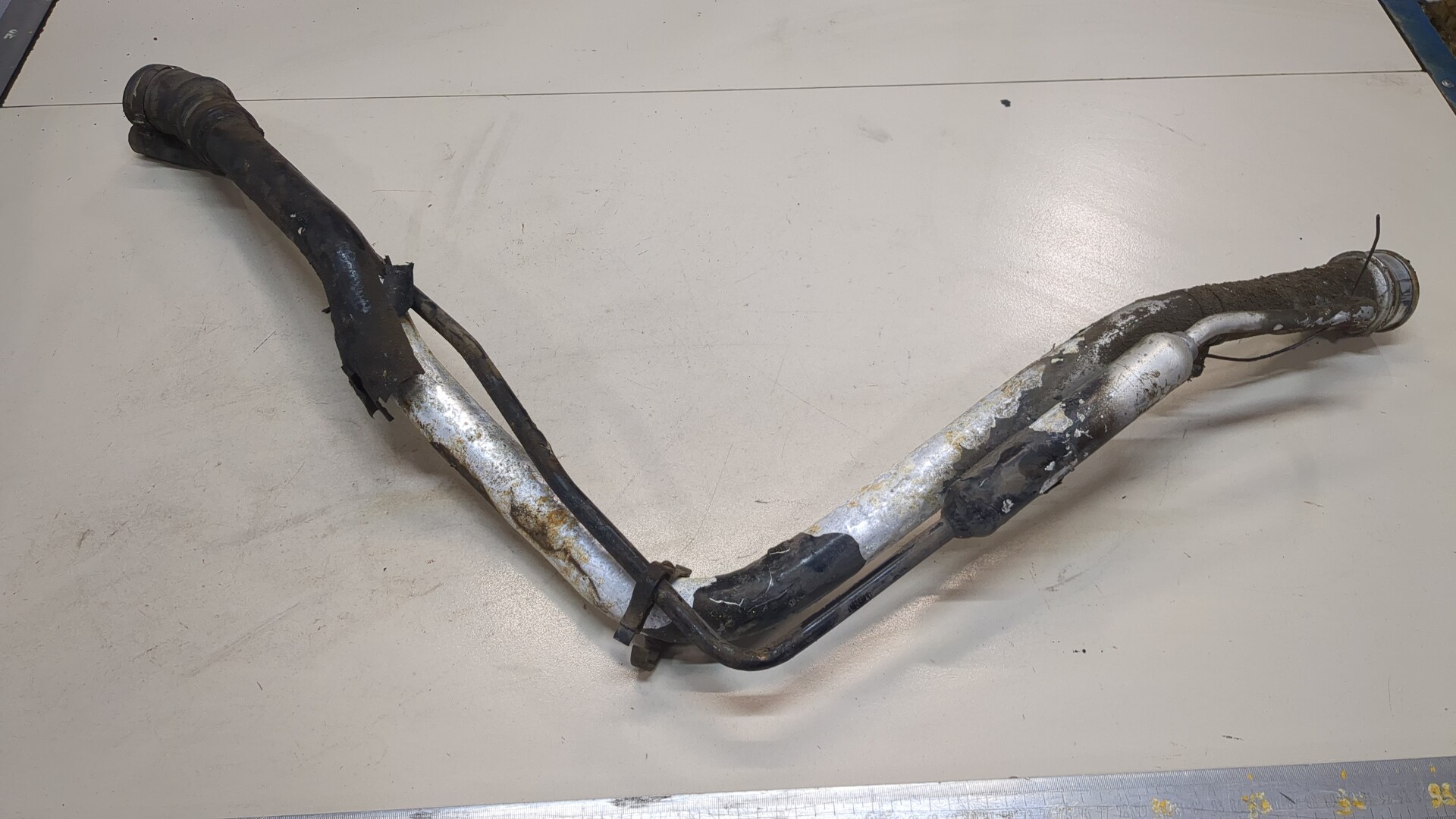 Горловина топливного бака