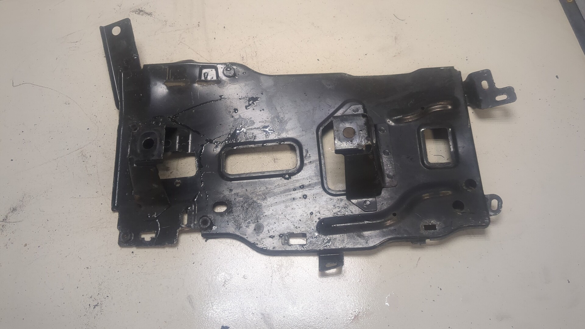 Площадка под аккумулятор (АКБ)