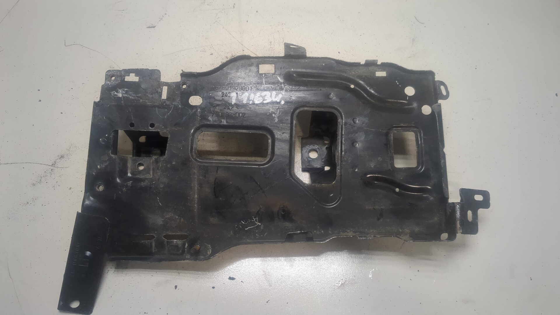 Площадка под аккумулятор (АКБ)