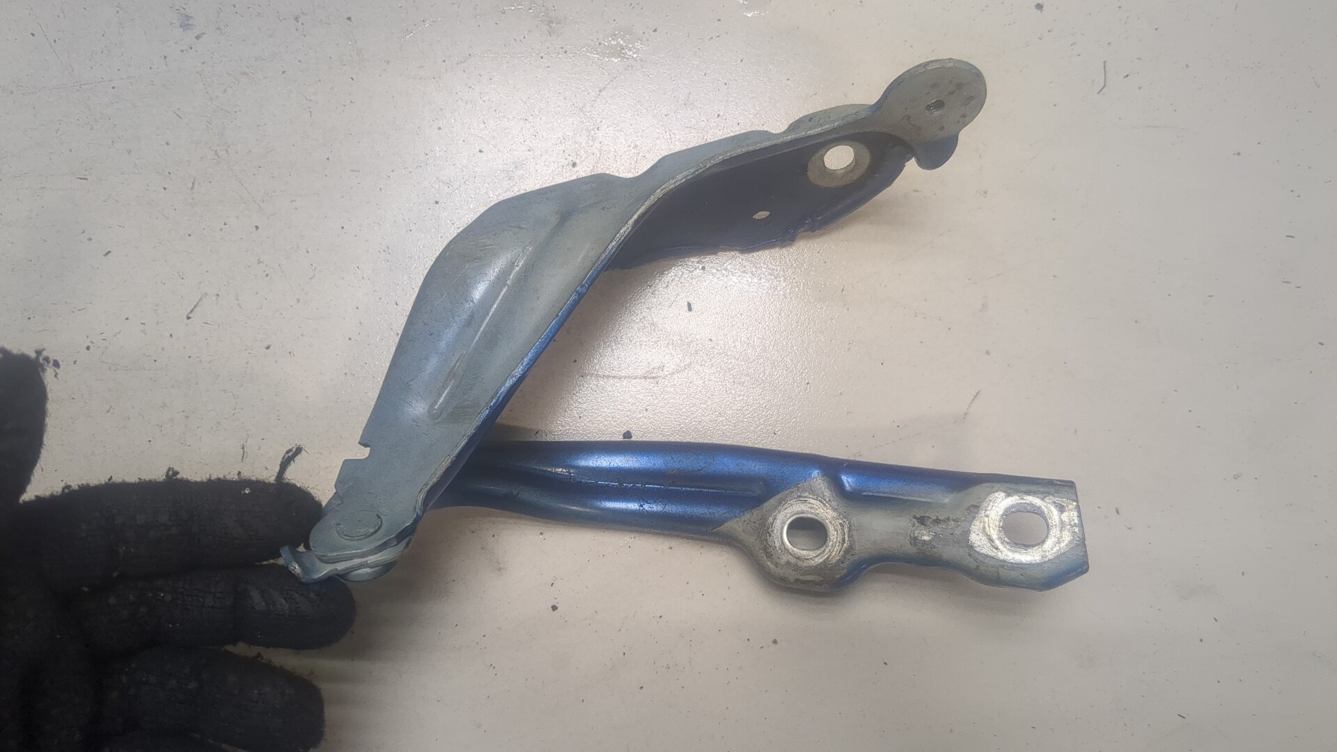 Петля капота левая