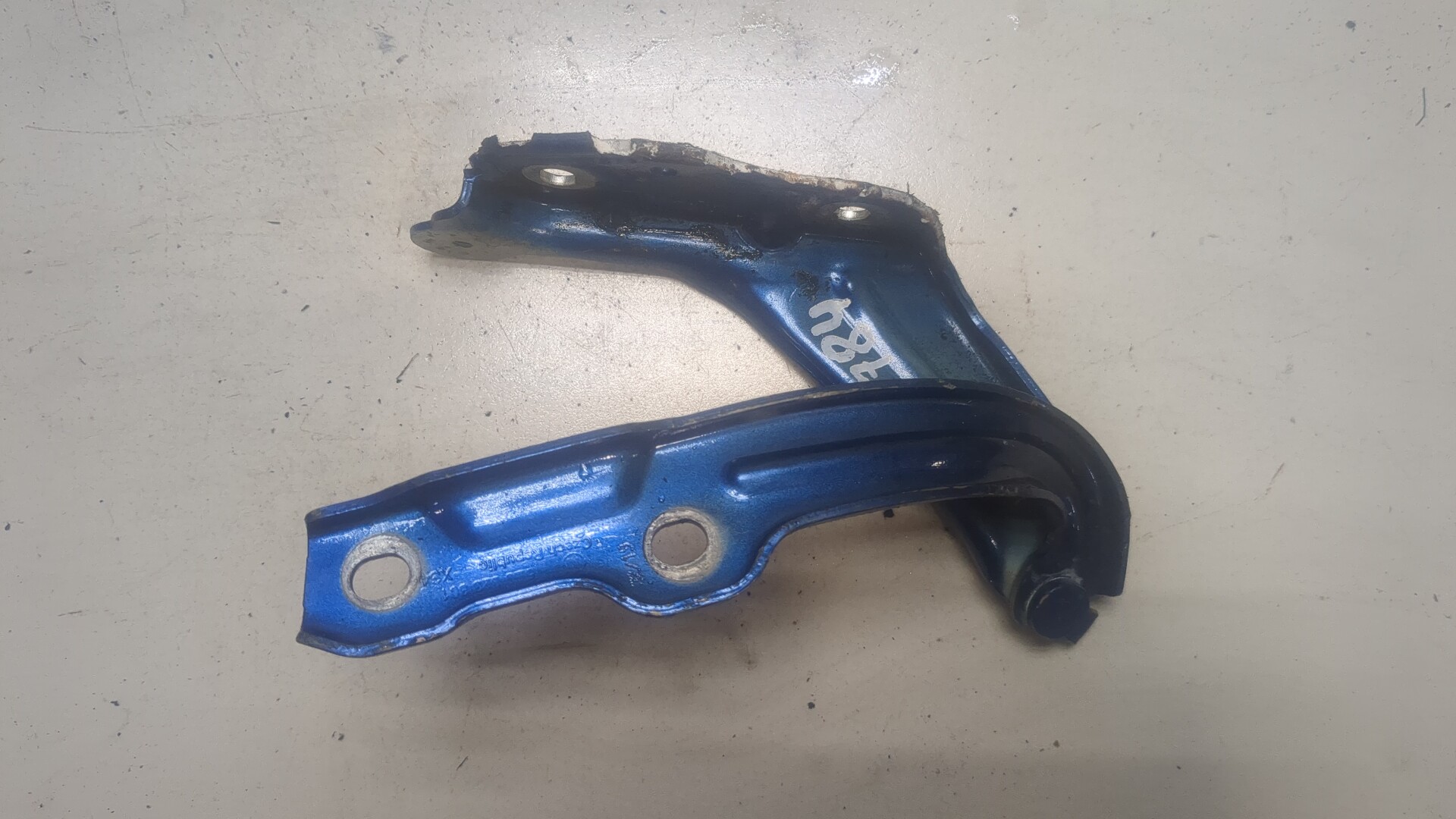 Петля капота левая