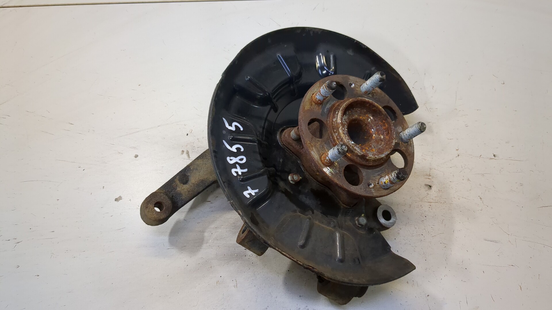 Кулак поворотный задний левый