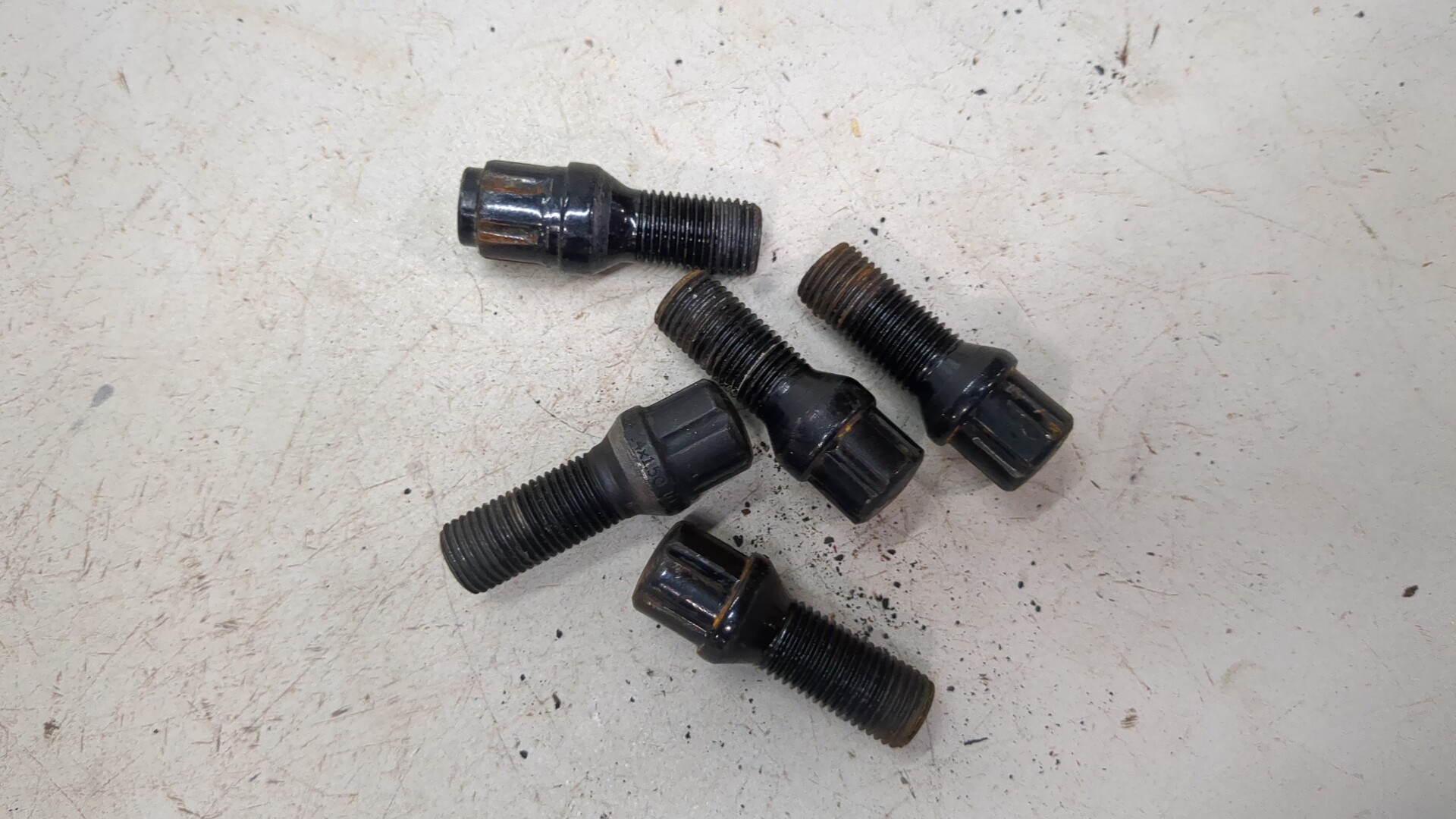 Болт колесный