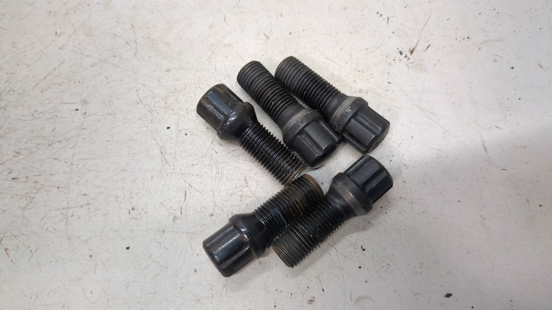 Болт колесный