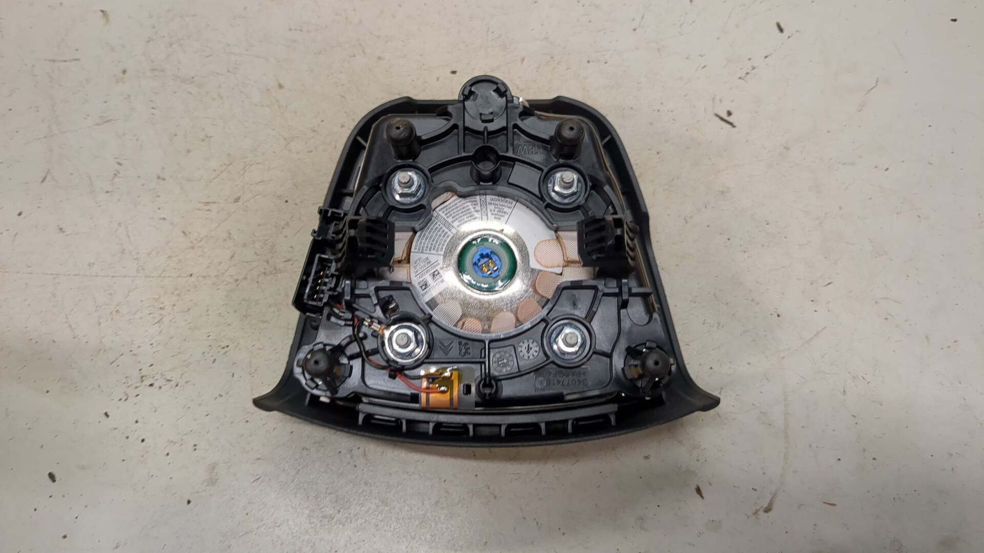 Подушка безопасности в рулевое колесо