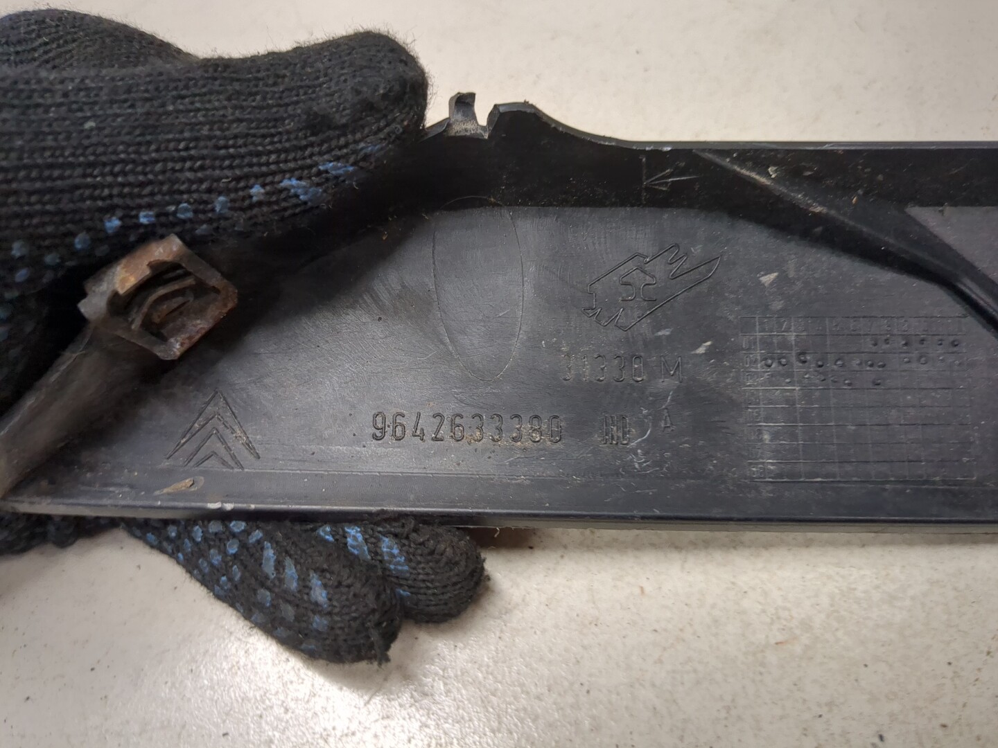 Кронштейн фар левый