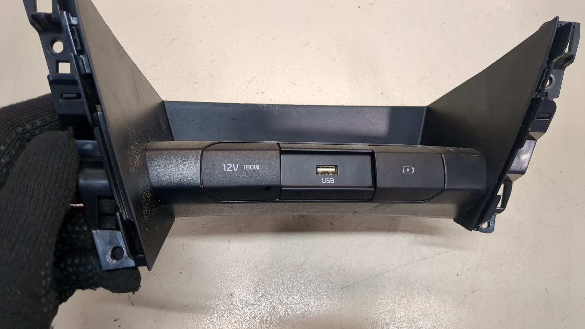 Гнездо AUX / USB IN