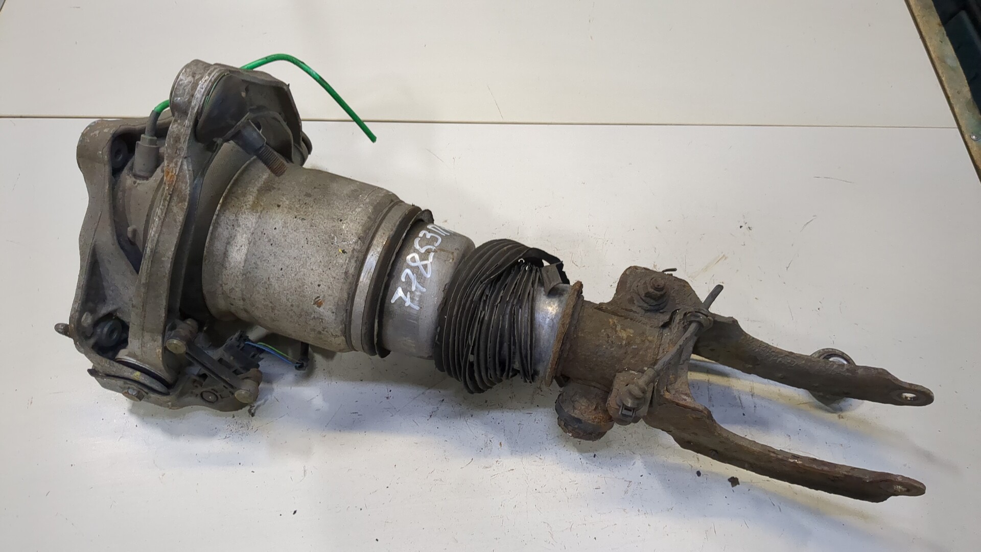 Амортизатор передний правый