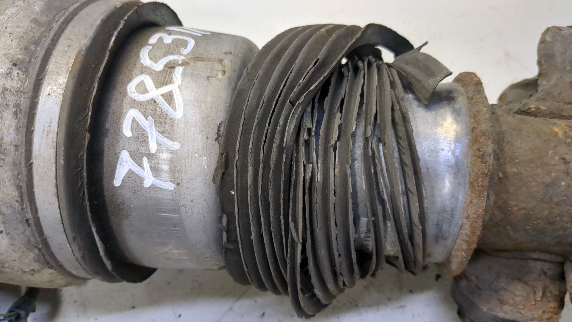 Амортизатор передний правый