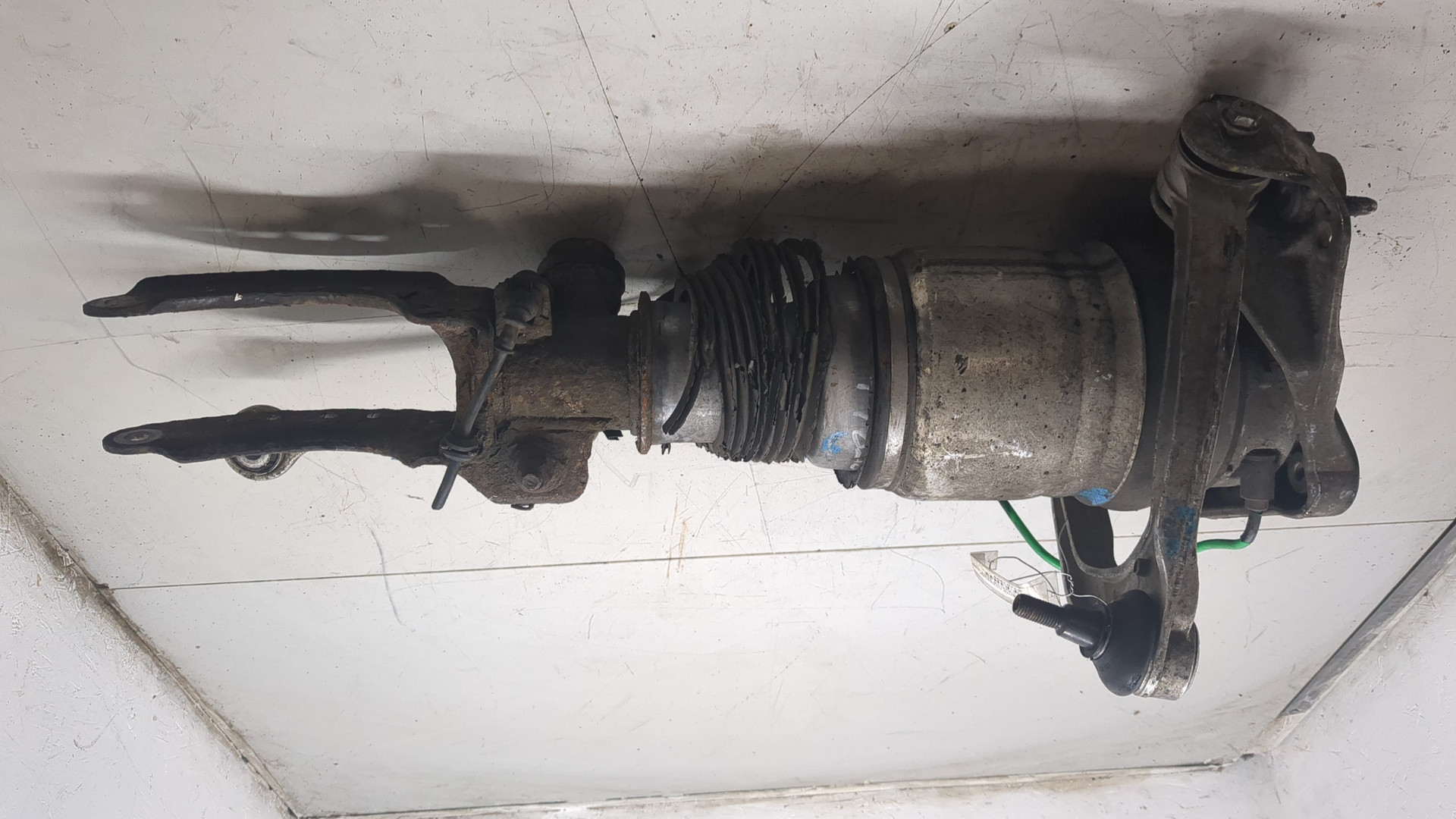 Амортизатор передний правый